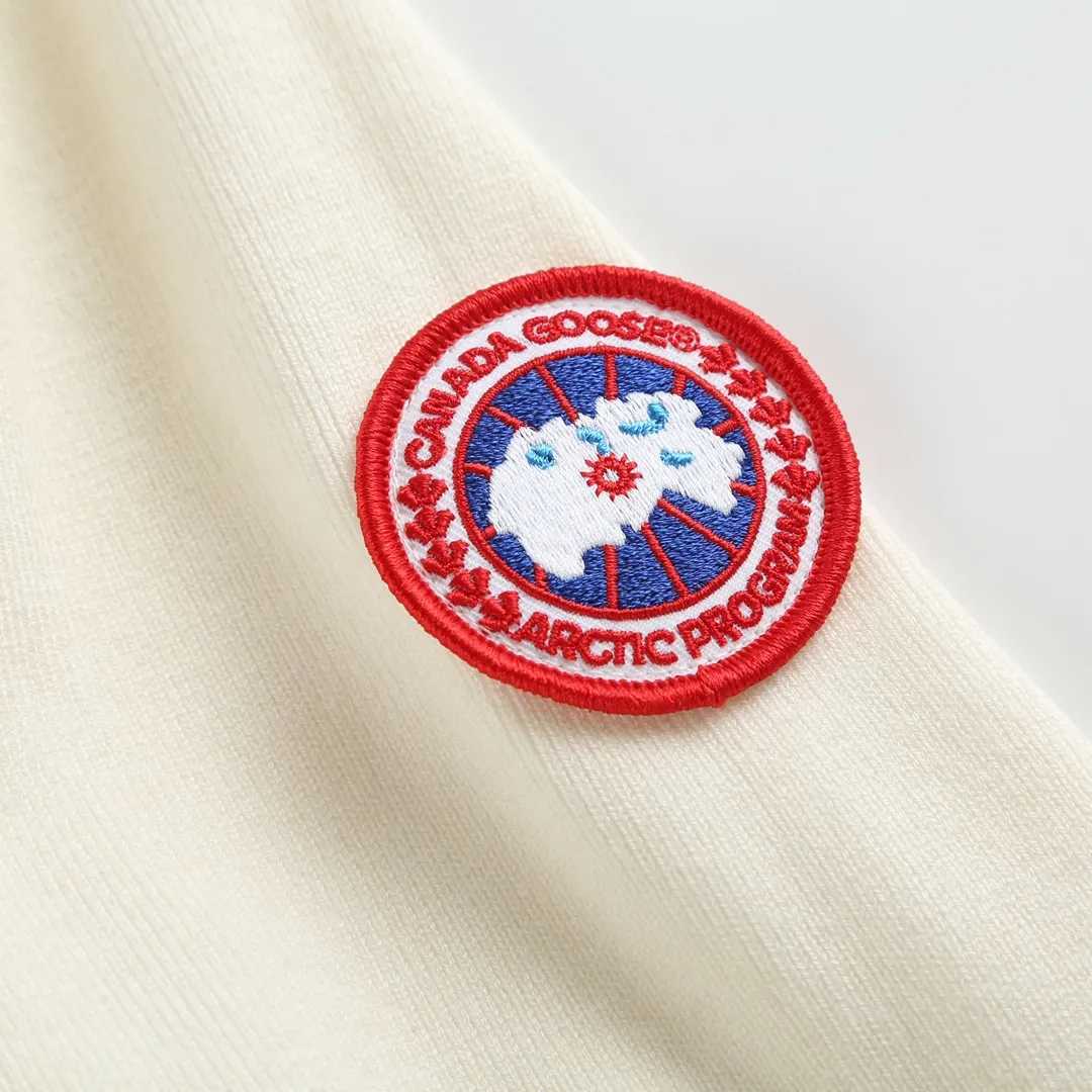 P840 Canada Goose Women's Wide Spun Seam Knitted Jacket | Light and elegant, comfortable and effortless] When the delicate softness of merino wool meets the stiffness and flexibility of nylon pongee, this jacket has a unique sense of breathing. The fabric is interwoven with worsted craftsmanship, making it light but structural. Every moment you wear it next to your skin, it feels like a cloud covering your skin, giving you both warmth and elegance.  The details show even more ingenuity. The collar, cuffs and waist are all made of double-layer rib knitting technology, which is elastic and fits the body shape, and naturally stretches with movement, outlining a neat silhouette while also protecting warmth. The ribbed design at the waist is more lazy and delicate, quietly improving the visual proportion.  The custom-made classic logo on the sleeve arm is a footnote of identity written in low-key strokes - unobtrusive, but with its own style.  Whether commuting in the city or roaming on the weekend, this jacket can cope with changing scenes and weather with one piece, making it an indispensable and versatile choice in your wardrobe.   Accessories: One-to-one customized three-label, One-to-one customized ribs, One-to-one customized zippers SIZE: S M L